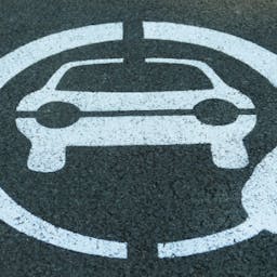 Picto de prise renforcée pour voiture électrique peint sur le sol