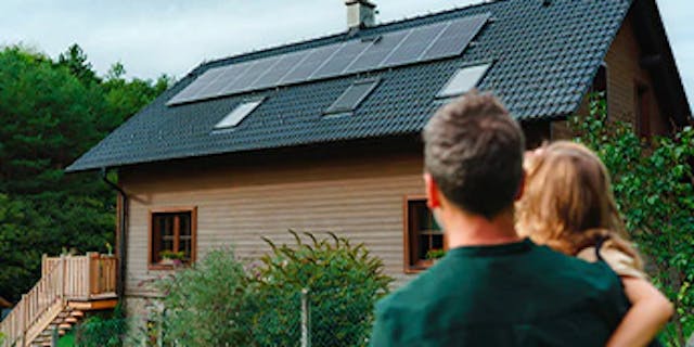Panneaux solaires sur un toit, la revente de surplus