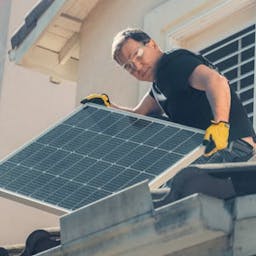 Raccordement d'un panneau solaire sur un toit