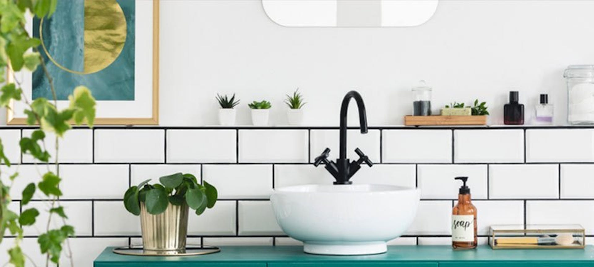Un évier dans une salle de bain.