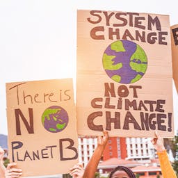 Des pancartes lors d'une manifestation pour le climat