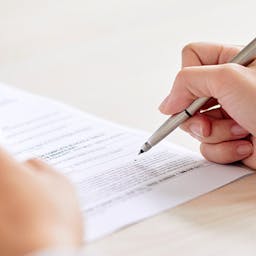 Personne signant un papier 