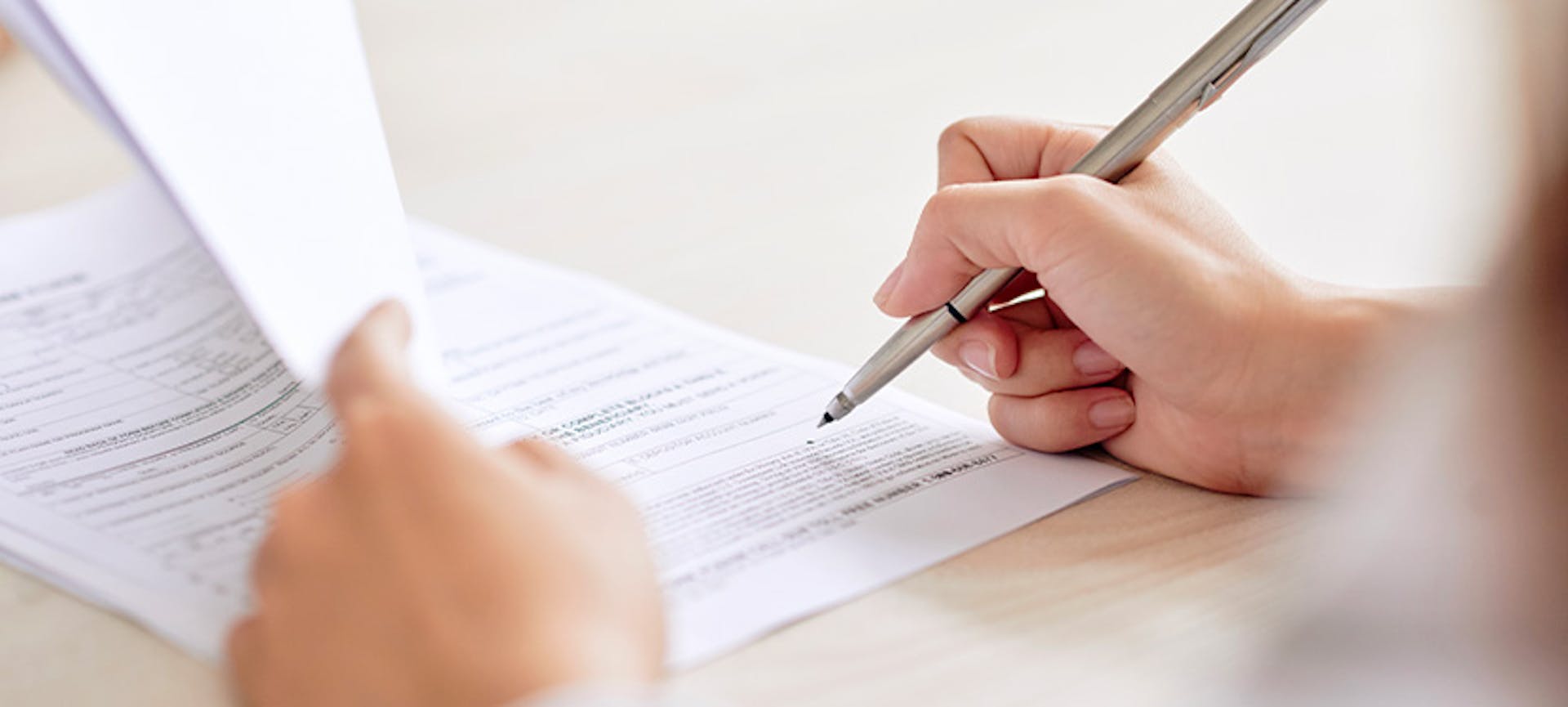 Personne signant un papier 