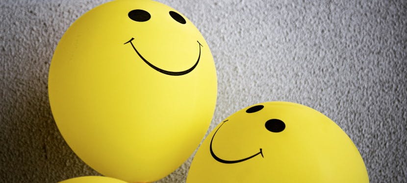 Ballons jaunes avec un smiley dessus