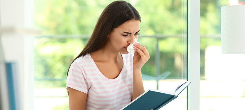 Une femme souffrant d'allergie en intérieur