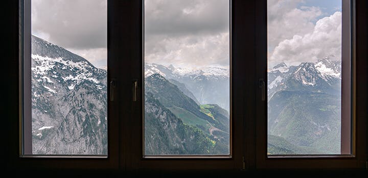 fenêtre avec montagne derrière