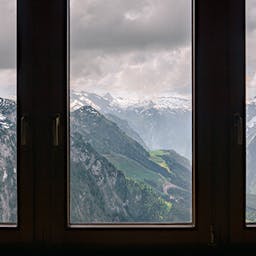 fenêtre avec montagne derrière