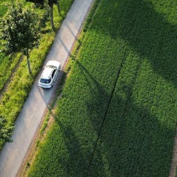 Une voiture vtc sur une route verdoyante