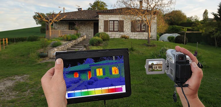Une tablette qui montre les déperditions thermiques d'une maison 