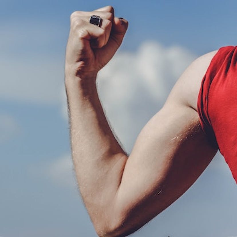 Homme en rouge qui contracte un biceps