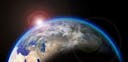La planète terre devant le soleil