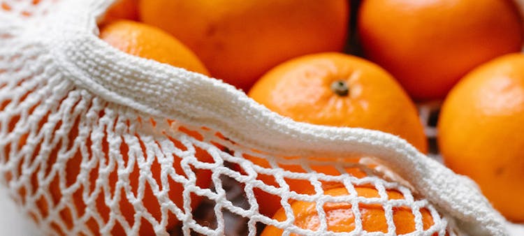 Des clémentines dans un sac réutilisable pour une consommation éthique et zéro déchet