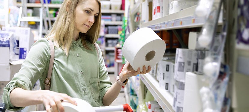 Une femme tenant du papier toilette dans les mains