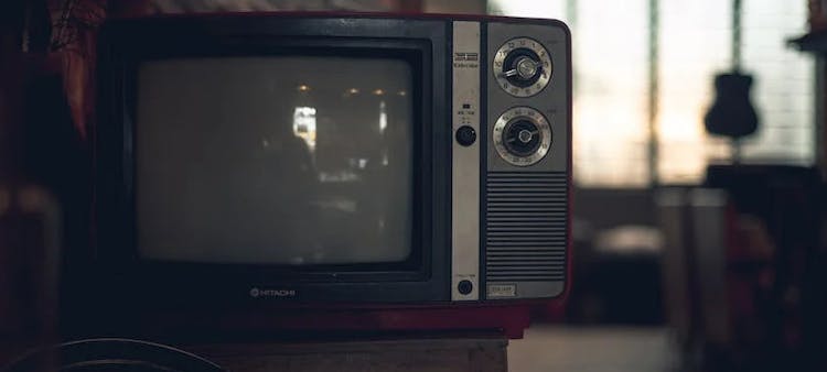 Une ancienne télévision qui, même éteinte, possède une empreinte carbone.