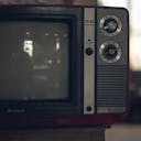 Une ancienne télévision qui, même éteinte, possède une empreinte carbone.