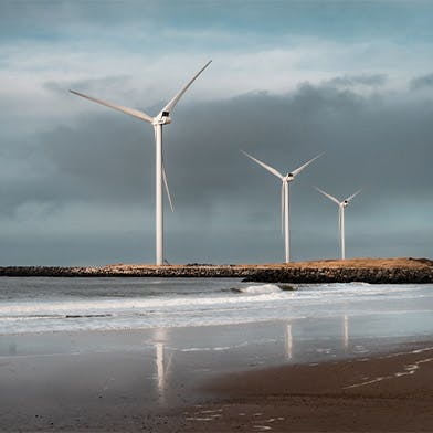 Des éoliennes qui représentent le métier d'un fournisseur d'énergie verte