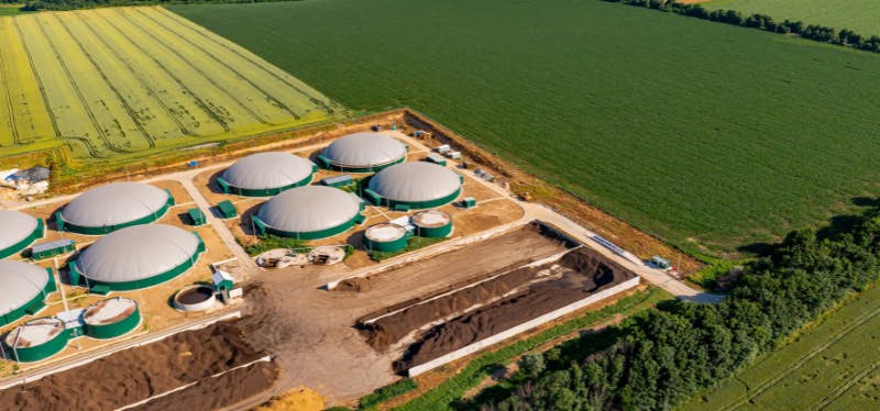 Unité de méthanisation qui produit du biogaz grâce aux déchets agricoles.
