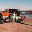 Famille à la plage avec un kit nomade