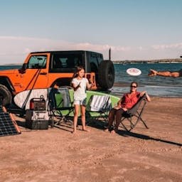 Famille à la plage avec un kit nomade