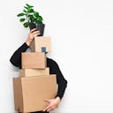 Un homme tenant des cartons essayant de faire un déménagement écologique