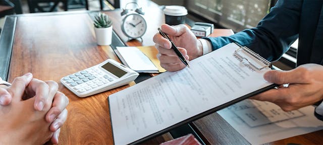 Signature d'un contrat en obligation d'achat dans un bureau