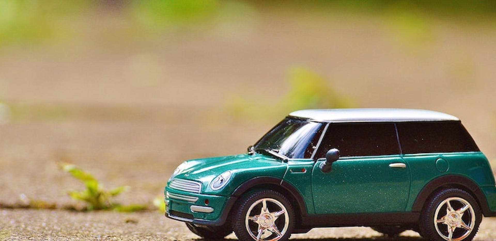 petite voiture verte sur le sol