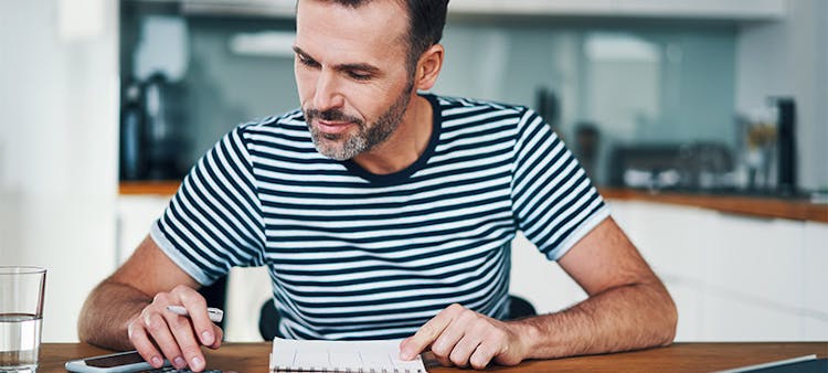 Une personne qui fait ses comptes avec ses factures