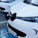 Des voitures électriques en chargement en France
