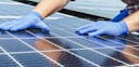 Un panneau solaire photovoltaïque dont la pose est effectuée par une équipe d'artisans RGE