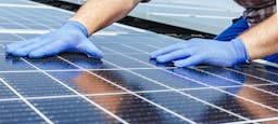 Un panneau solaire photovoltaïque dont la pose est effectuée par une équipe d'artisans RGE