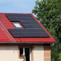 Panneaux solaires à la bonne puissance pour produire de l'électricité