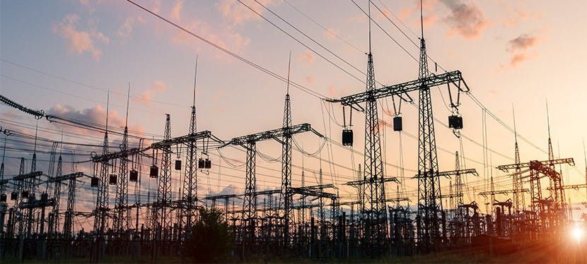 Une centrale électrique avec de nombreuses lignes haute tension