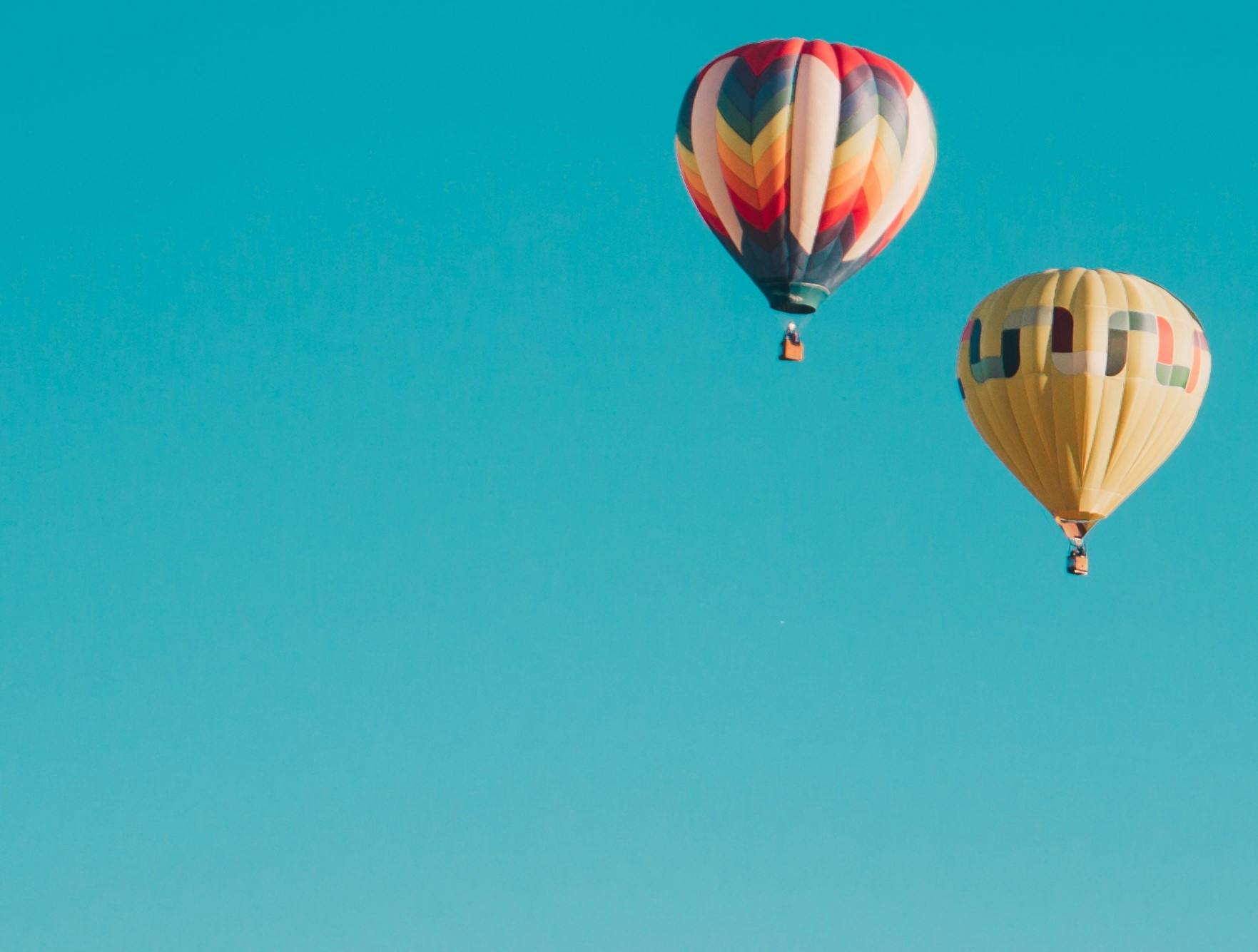Des montgolfières dans le ciel qui représentent l'esprit léger des clients ekWateur