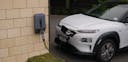 Voiture blanche et noir en train de recharger sur une borne