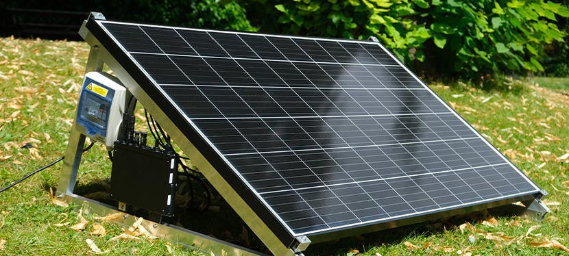 un kit solaire Ekwateur sur la terrasse d'une maison en bois