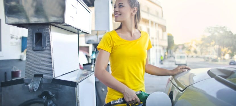 Femme faisant le plein d'essence