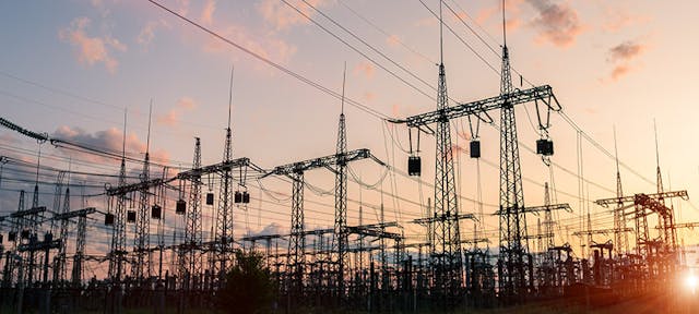 Une centrale électrique avec de nombreuses lignes haute tension