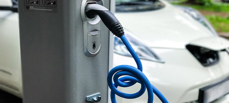 Une voiture électrique branchée à une borne de recharge