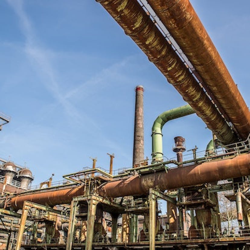 Vieille usine à gaz rouillée avec tuyaux