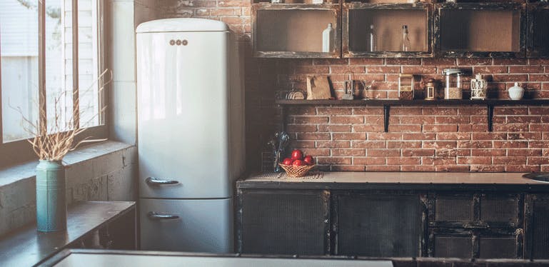 Un grand réfrigérateur dans une cuisine