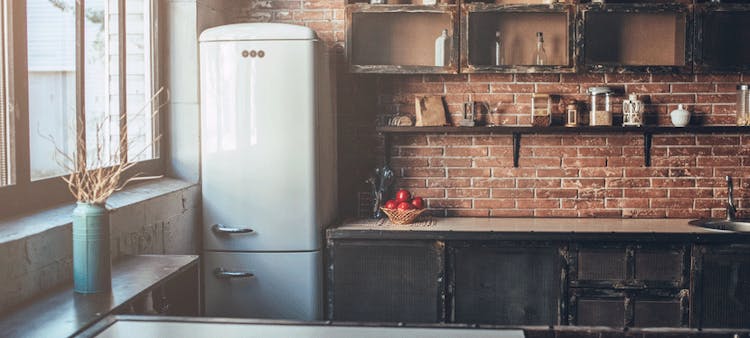 Un grand réfrigérateur dans une cuisine