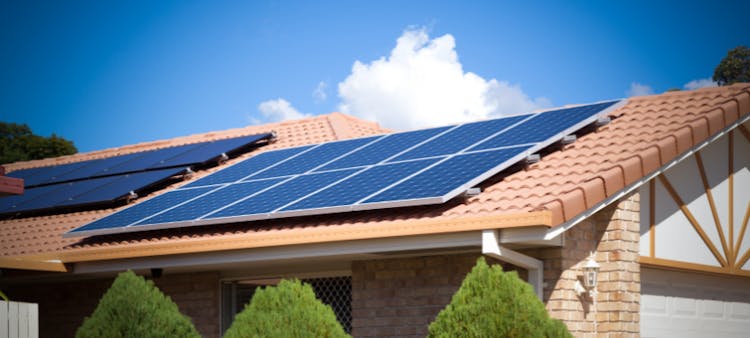Installation de panneaux solaires en autoconsommation pour produire une énergie verte et locale