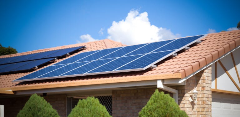 Installation de panneaux solaires en autoconsommation pour produire une énergie verte et locale