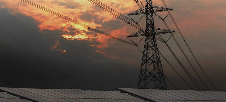 Une ligne à haute tension électrique et des panneaux solaire