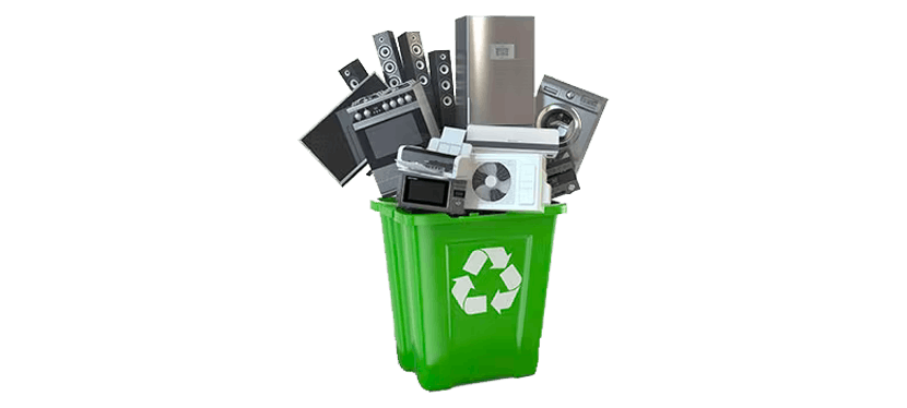 Des appareils électriques dans une poubelle de recyclage