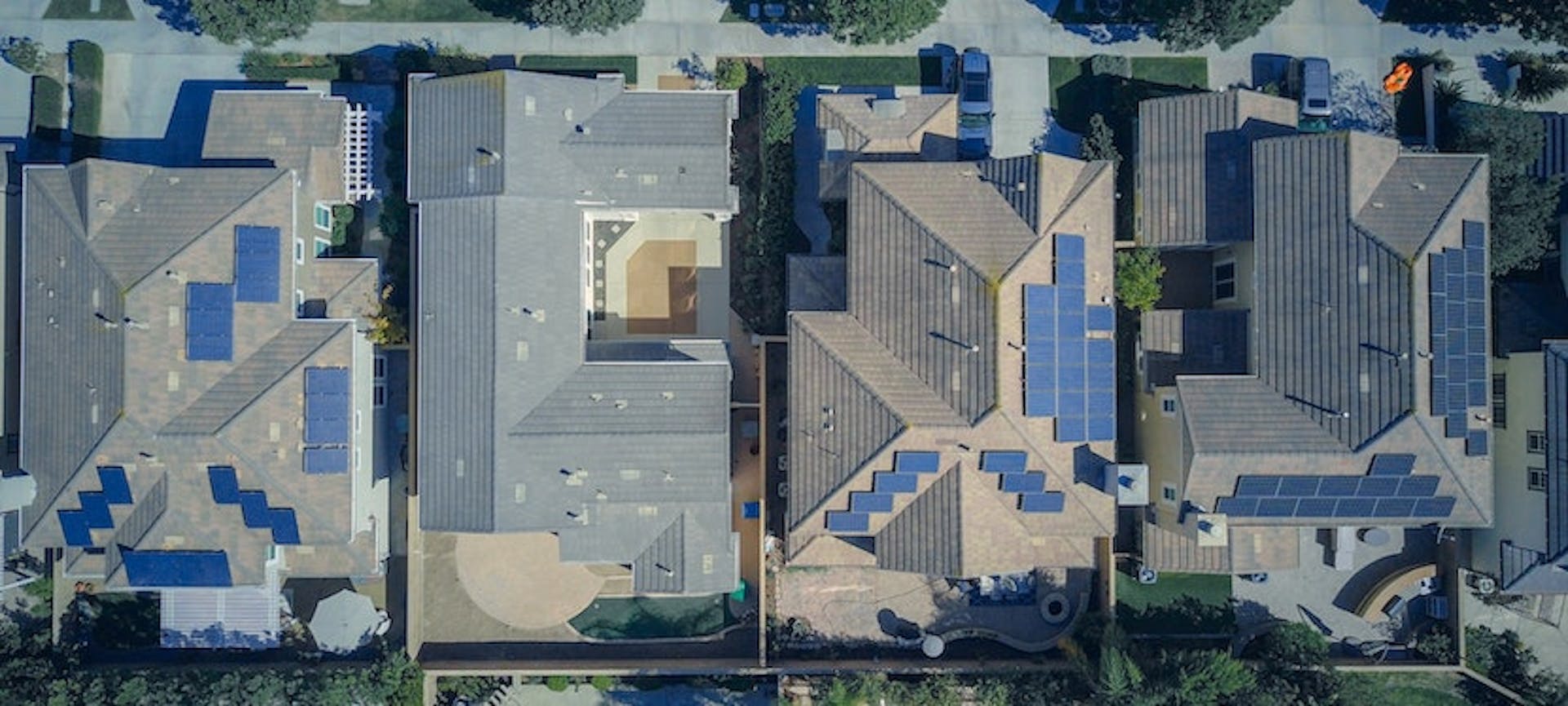 toiture avec panneaux solaires