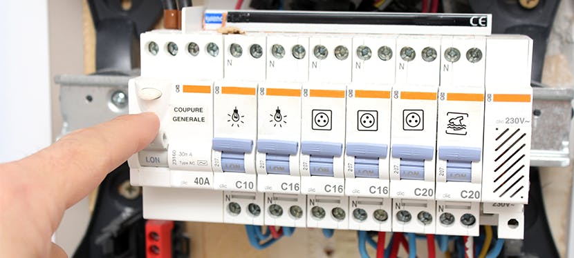 Fusibles sur le tableau électrique pour vérifier une coupure de courant