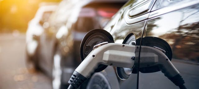 Une voiture électrique en train de charger