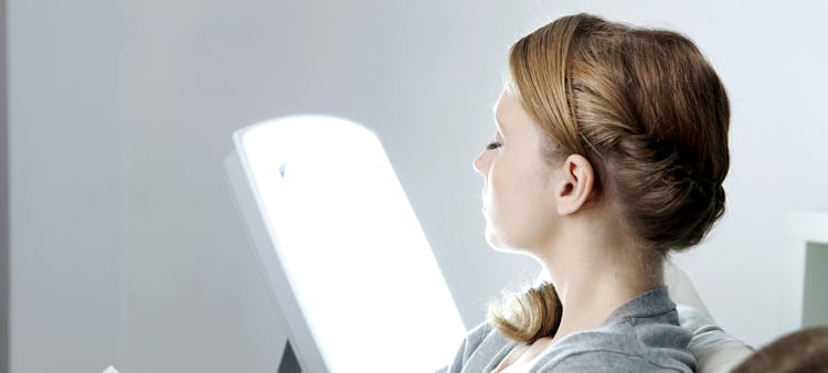 Une femme qui fait une luminothérapie 