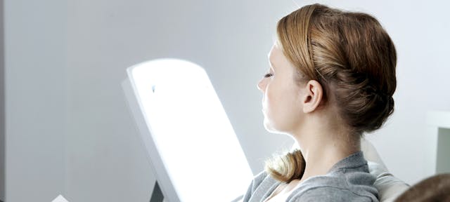 Une femme qui fait une luminothérapie 